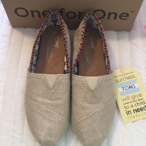NWT toms - temp trim size 6